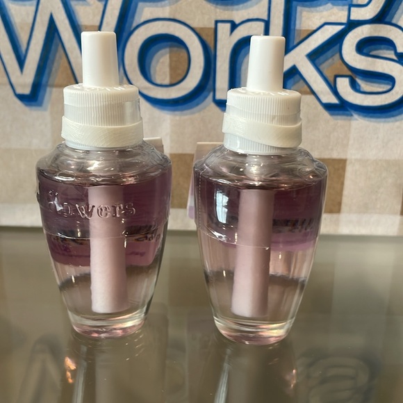 Bath & Body Works Wallflower Plugs in Fresh Cut Lilac Scent - Set of 2 - Picture 4 of 4